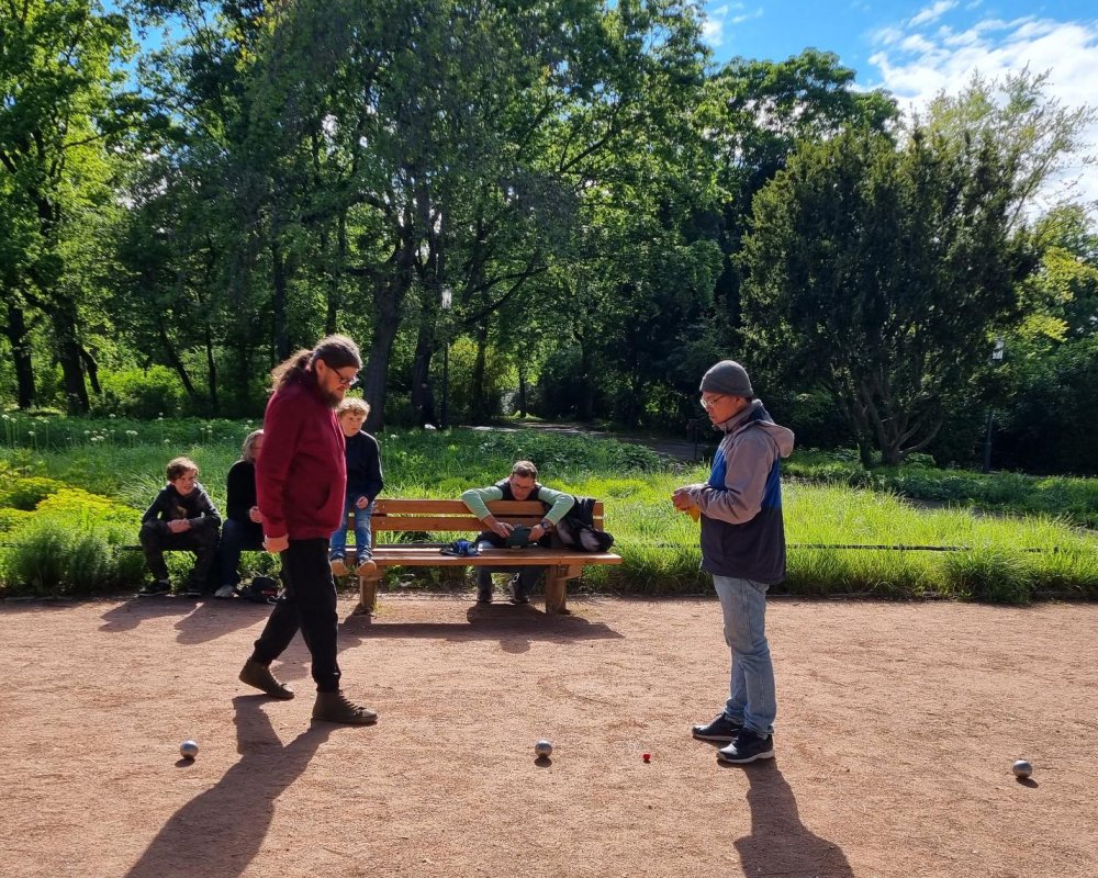 Mirek und Nara beraten sich vor den Fans