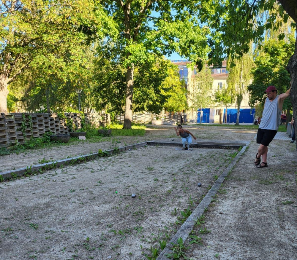 Pétanque statt Sand. In der alten Sandkiste des ehemaligen Kindergartens der Uni kann man mittlerweile Boule spielen.